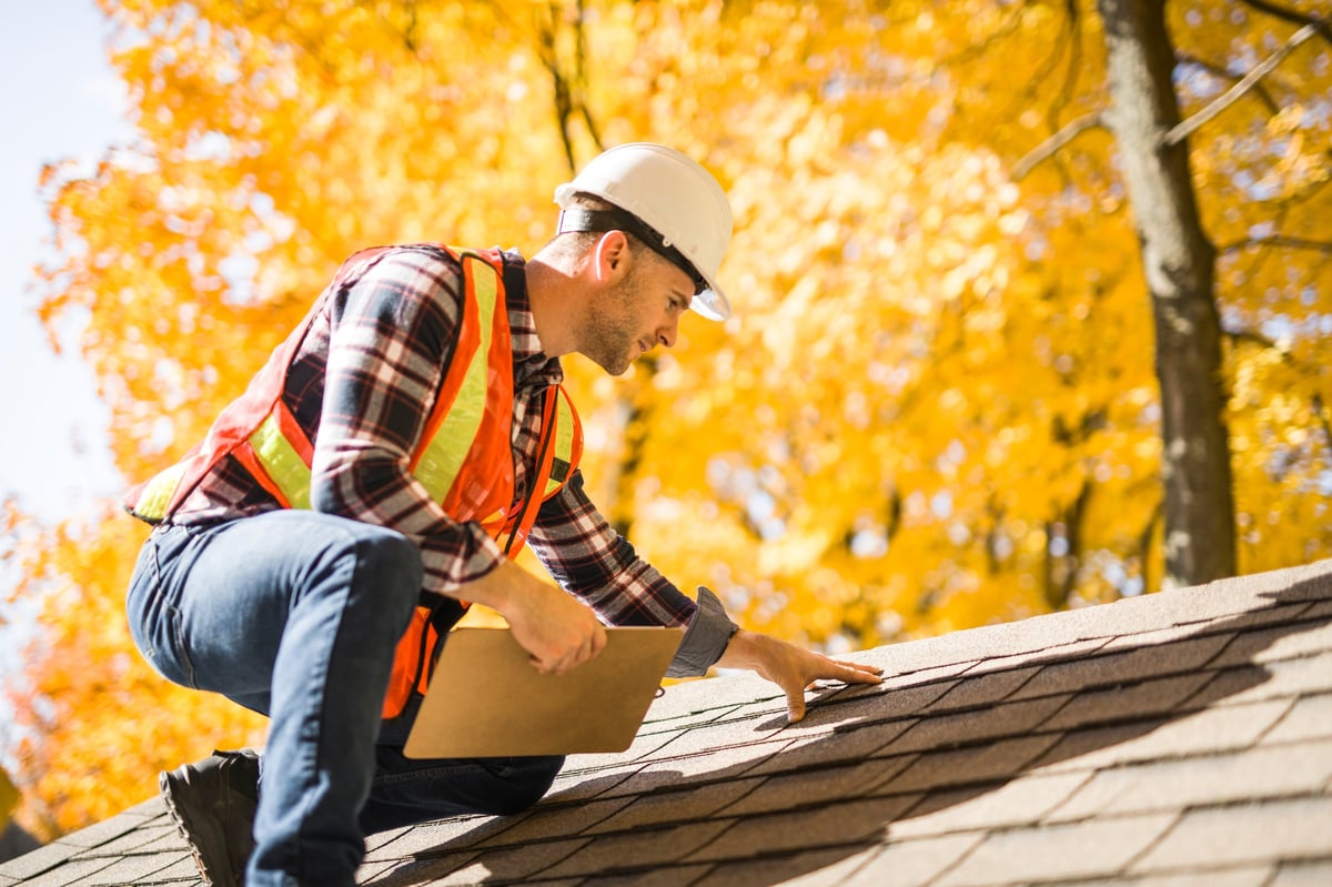 Couvreur installant une toiture en tuiles